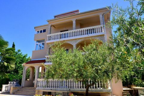 Permettez-moi de vous présenter une résidence des plus intrigantes, nichée sur la splendide île de Krk, dans le charmant village côtier de Malinska. Cette belle maison d'appartements, majestueusement située à proximité de la mer, offre à la fois conf...