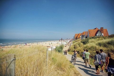 Mooie, zonnige, ruime villa in De Haan's rustige Concessiewijk, op slechts 200 m van het strand en de ZEE gelegen. De villa omvat een ruime woonkamer, moderne keuken, 5 slaapkamers, 2 badkamers, modern smaakvol meubilair. Tuin met tuinmeubelen. Rusti...