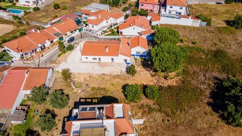 These three villas in Santarém, currently being renovated, represent an excellent investment opportunity. Situated in a historic and culturally rich city in the heart of Portugal, these properties are ideal for those looking for a refurbishment proje...