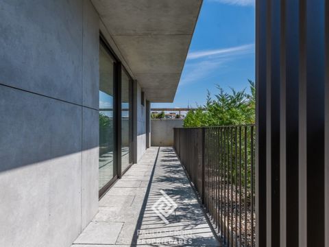 Appartement de 3 pièces, situé à ville de Vila Nova de Gaia, à seulement 5 minutes de la plage et du centre-ville de Porto. Cette magnifique copropriété dispose d'espaces verts et de vues exceptionnelles sur la ville et la mer. En termes de materiaux...