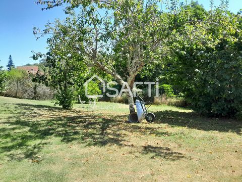 Located in Montcabrier (46700), this charming house of 105 m² is located on a plot of 869 m² offering a peaceful and warm setting. The village has amenities such as a bakery, grocery store and post office, while being close to the Camino de Santiago,...