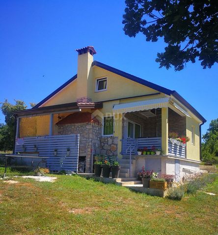 Location: Istarska županija, Poreč, Poreč. ISTRIA, PARENZO - Una casa abitabile su un terreno spazioso con molta privacy Parenzo è una città che è molto più di una destinazione estiva di mare e sole: Parenzo è una città a misura di persona. Una città...