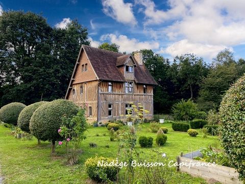 RARE À LA VENTE ! Au cur du pays d'Auge, je vous présente cette propriété familiale de caractère sur 33 000 mètres carrés de terrain clos de haies comprenant un manoir en colombage de style XVII ème, XVIII ème siècle. Cette maison de charme au cachet...