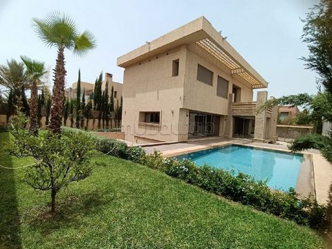 Le Meurice Immobilier vous invite à découvrir cette villa située sur la route de l'Ourika, au sein d'un domaine sécurisé, Érigée sur un terrain de 599m², cette villa se distingue par une surface habitable de 399m². Au sous-sol, vous trouverez une sui...