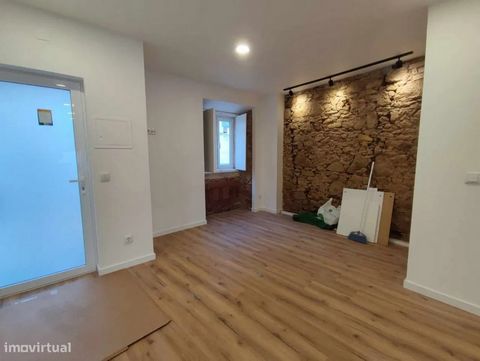 Villa de 2 chambres entièrement rénovée, avec espace salon face à la rivière. Au rez-de-chaussée, il y a un salon, des toilettes sociales et une kitchenette, au 1er étage, il y a deux chambres et une salle de bain complète. À l’extérieur se trouve un...