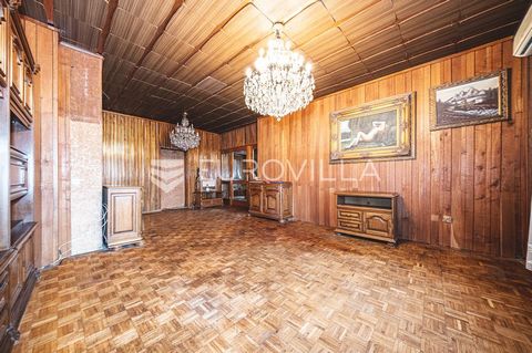 Zagreb, Fraterščica, four-bedroom apartment on the first floor of a residential building with a total of eight apartments, net usable area of 175 m². The apartment consists of two entrance halls, a corridor, a living room, three bedrooms, a kitchen, ...