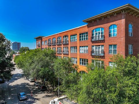 Welcome to Downtown Raleigh, where the accolades keep coming, racking up a ''Best of'' status annually. Speaking of, we think that this fabulous first floor condo at Park Devereux will top your list if you are looking for an affordable, centrally loc...