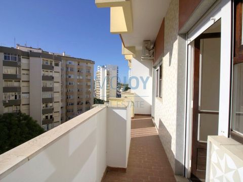 Appartement rénové de 2 chambres, sur l'Avenida 25 de Abril, avec un balcon qui couvre 2 chambres, avec une orientation solaire à l'est et une vue sur la rivière Arade. Situé à proximité de plusieurs services, à savoir, PSP, piscine municipale, tribu...