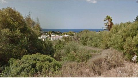 Plot with sea views. Buildable 25% Setbacks to street 5 meters and 3 neighbors. Possibility of building basement, ground floor and first floor. The ground floor can be a maximum of 40% of the ground floor. Maximum height 7 meters Currently there is a...