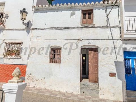 Traditional townhouse in the center of Competa, just a short walk from the main square, close to the Ermita de San Antón, and conveniently near all the local amenities this charming town has to offer. Upon entering through the main door, you find a s...