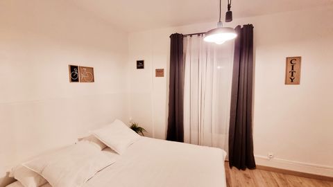 Close to metro stations 14 /13 / 2 / 12, this renovated apartment features a bedroom with double bed, a living room with sofa bed, an open, fully-equipped kitchen and a bathroom with shower. The apartment is located in the lively Montmartre district ...