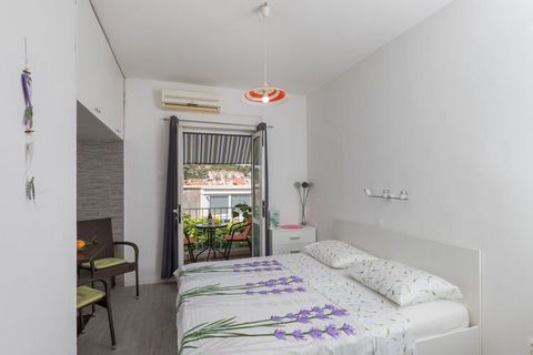 Guest House Bradas ligt in een rustige buurt in de buurt van Dubrovnik. De locatie van het appartement is perfect om onontdekte delen van Dubrovnik te leren kennen en de adembenemende archipel van Dubrovnik te bezoeken. Er is privéparkeergelegenheid ...