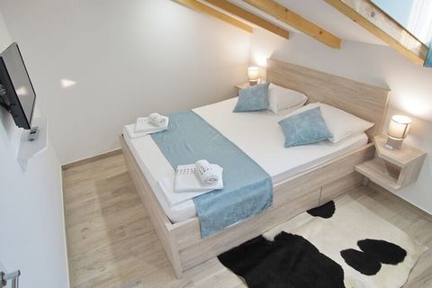 Apartments Sweet Escape is een accommodatie met eigen kookgelegenheid in Dubrovnik. Het pand biedt twee mooie wooneenheden met een gemeubileerd terras en uitzicht op zee, evenals een kleine keuken en een eigen badkamer. Er staan gemeenschappelijke ba...