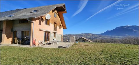 Vous êtes passionnés par le bricolage et rêvez de transformer une vieille ferme typique en un véritable havre de paix ? Cette maison mitoyenne de 5 pièces, d'une surface habitable de 156 m², est l'opportunité qu'il vous faut ! Implantée sur un terrai...