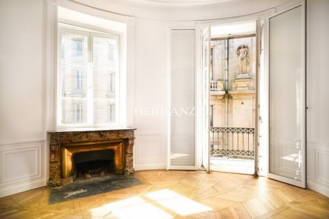 Herranz prestige immobilier à l'honneur de vous présenter ce sublime appartement haussmannien de 150 m2, à deux pas de la place de la Comédie, avec un balcon filant. Situé à l'étage noble et disposant d'un ascenseur, l'entrée se découvre avec son par...