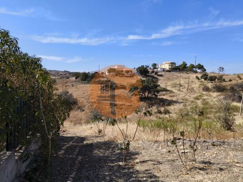 Steinhaus mit Design - in Faz Fato - Tavira - Algarve. 60 m² große Ruine aus Schieferstein auf einem 200 m² großen Grundstück. 200 m² großes Grundstück mit architektonischer Gestaltung in der finalen Genehmigungsphase. Mitten in der Serra de Conceiçã...