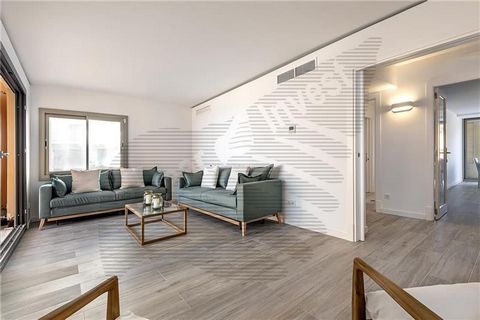 Apartamento de design em frente ao mar com 560m2 aprox. de terraço, ampla sala de estar de 22m2 com acesso ao terraço, ampla cozinha equipada com escritório, 2 quartos, roupeiro, 2 casas de banho (1 em suite), soalho em parquet grés, alumínio, aqueci...