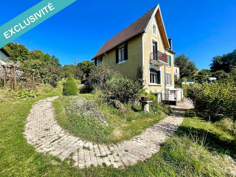 Maison traditionnelle entourée de verdure