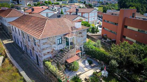 Moradia T3 no Centro de Felgueiras, localizada perto da Escola Superior de Tecnologia e Gestão de Felgueiras. Excelente negócio para investimento pela pela possibilidade do arrendamento a estudantes . Cozinha mobilada e equipada com fogão, forno e ex...