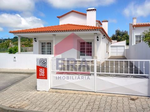 Haus mit 3 Schlafzimmern in Amoreira, Óbidos. Bestehend aus Küche, Esszimmer, Wohnzimmer, 3 Schlafzimmern und zwei Badezimmern. Ausgestattet mit Vorinstallation einer Zentralheizung. Angenehmer Außenbereich mit Freizeitbereich mit Grill und guter Son...