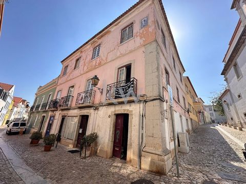 Este edificio está ubicado en una ubicación privilegiada en el centro histórico de Cascais, ideal para uso turístico o residencial. Con una superficie total de 433 m² repartidos en tres plantas, la configuración del edificio es la siguiente: Planta b...