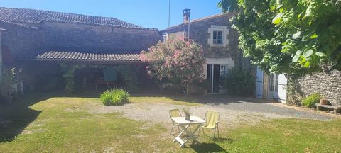 Découvrez cette charmante longère située dans un hameau calme entre Angoulême et Cognac. Elle allie le charme de l'ancien et le confort moderne à continuer d'aménager. Idéale pour les amoureux de la campagne avec les commoditées à proximités, la mais...