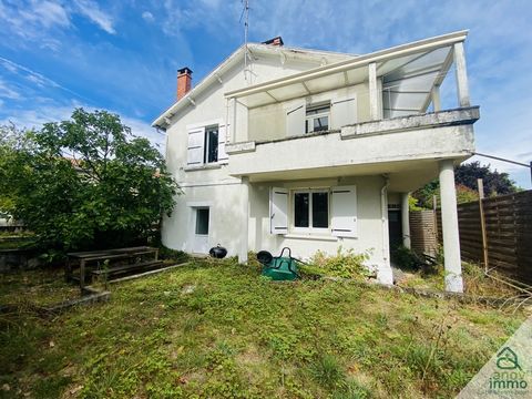 Situé à 10 minutes de la place Victor Hugo en voiture, venez découvrir cette maison d'habitation composée de deux logements rénovés d'environs 68m2 chacun. Vous avez le choix de conserver la maison en deux logements avec son propre jardin ou de n'en ...