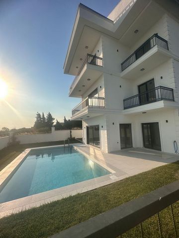 Diese brandneue Villa mit Meerblick befindet sich in der Gegend von Celaliye in Büyükkekmece Im Inneren der Villa wurden hochwertige Materialien verwendet, wie z. B. Küchenschränke Große Insel in der Küche glänzende, schöne Musterlaminate, Türen, Bli...