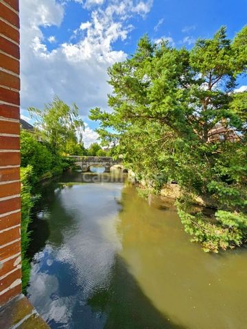 Karim Téterel EI - CAPIFRANCE Emplacement Idéal à Connerré Située à quelques pas de toutes les commodités du village de Connerré (72), cette maison pittoresque du cur de ville offre une vue imprenable sur le Dué. Vous serez à proximité immédiate des ...