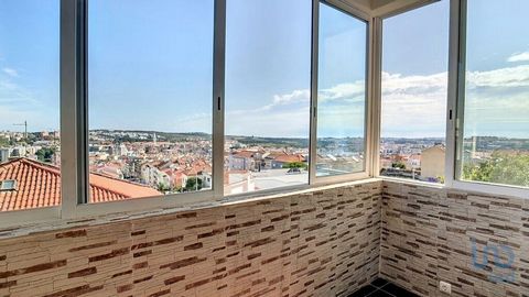 Apartamento T3 com Vista Deslumbrante – Perto da Estação de Comboios da Amadora Este espaçoso apartamento T3 oferece uma vista incomparável, graças à sua excelente orientação sul/poente. Localizado a apenas 5 minutos a pé da estação de comboios da Am...