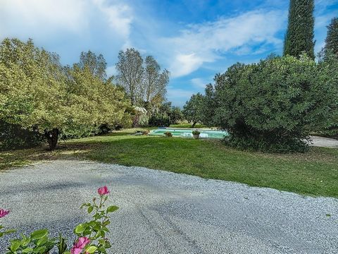 A découvrir à Castelnaudary cette splendide propriété de 650 m2 située dans un écrin de verdure. Composée de trois spacieuses maisons, elle offre un fort potentiel dans la concrétisation de vos projets : chambres d'hôtes, gîtes, grande maison familia...