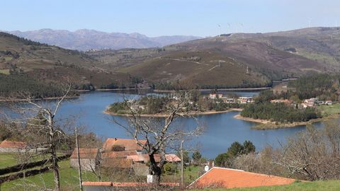 Casa rústica com terreno no concelho de Montalegre na freguesia da Venda Nova e Pondras com vista para a Barragem . A casa para restauro fica no centro da aldeia de Codeçoso e fica muito perto de uma área comercial, Padaria, cafés restaurantes, super...