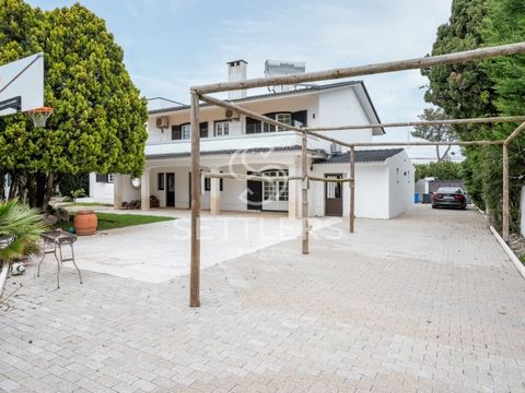 Maison individuelle T7 unique dans un quartier exclusif de Cascais, Birre. Implantée sur un terrain de 1465 m2, elle comprend : Étage inférieur - Hall d'entrée (4,80 m2) avec cheminée double face, qui offre un espace de loisirs dans l'espace extérieu...