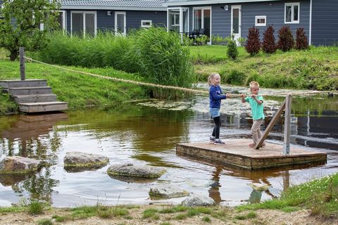 Deze vrijstaande accommodaties op Resort de Rijp zijn alle in typisch Zaanse stijl gebouwd. Je hebt de keuze uit verschillende, comfortabel ingerichte types. Het L-vormige, 6-pers. type De Rijp (NL-1487-03) is zeer ruim opgezet. Van het type Waterlan...