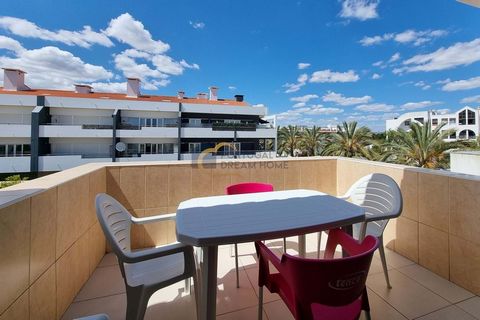 Zwei-Zimmer-Wohnung zum Verkauf in der Gegend von Santa Eulália in Albufeira. Es zeichnet sich vor allem durch seine Lage aus, in der Nähe aller Arten von Dienstleistungen, Geschäften, Restaurants und Stränden (5-6 Minuten zu Fuß) Es besteht aus eine...