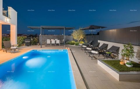 Villa di lusso a Medolino con vista mare e piscina! La casa dispone di 4 camere da letto e 4 bagni, 260 m2 di superficie abitabile e un terreno di 570 m2. La casa è stata costruita nel 2018 in una posizione estremamente buona, molto vicino alla spiag...