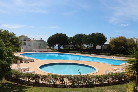 T1 mit Meerblick in Strandnähe, Investitionsmöglichkeit. Diese Wohnung mit Meerblick befindet sich nur wenige Meter von Praia da Cova Redonda und Nossa Senhora da Rocha entfernt in einer Eigentumswohnung mit Swimmingpool für Erwachsene und Kinder, Sp...