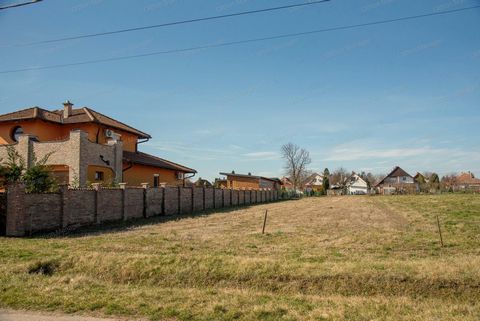 Prime bouwgrond aan het meer te koop in Balatonberény - ideale locatie aan de zuidelijke oever van het Balatonmeer Prijs: 32.99 miljoen HUF Locatie: Balatonberény, Hongarije, Balatonmeer M² Grondstuk: 1,069 m² Utilities: Water, Elektriciteit, Gas, In...