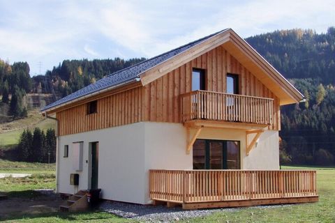 Ontdek comfort en ontspanning in een prachtig ontworpen toevluchtsoord van 100 m² dat comfortabel plaats biedt aan maximaal 9 personen. Dit charmante chalet is verdeeld over twee verdiepingen en heeft vier slaapkamers - drie met een tweepersoonsbed o...