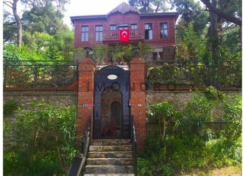 Die Villa befindet sich in Adalar. Die Prinzeninseln liegen auf Höhe von Istanbuls asiatischem Stadtteil Maltepe. Die Inseln haben etwa 17.000 Einwohner. Ihren Namen haben sie von der Gepflogenheit, dass vom Thronfolger bei seinem Regierungsantritt m...