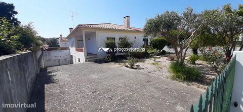 Situada na zona da Marinha Grande.  Composta por 282 m2 de área útil, grande e amplo jardim com duas entradas para automóveis. A exposição solar é maioritariamente nascente. Disfrute de : - 3 quartos - 2 garagens - Anexos - Churrasqueira - Vidros dup...