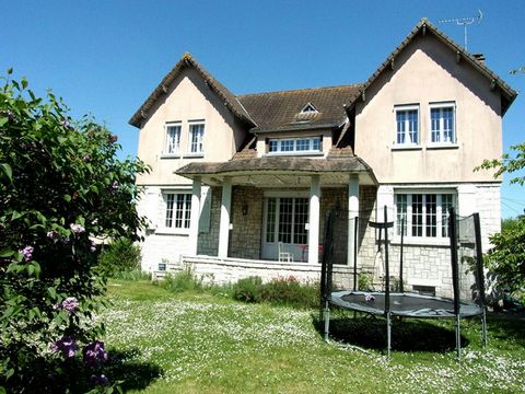 VERNON - PROCHE GARE ET ECOLES Découvrez cette belle maison pleine de caractère, idéalement située à VERNON au prix de 520000 euros honoraires charge vendeur. Vous serez accueillis par un hall d'entrée lumineux qui mène à une cuisine aménagée fonctio...