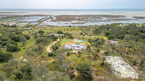 PARA VENDA: Moradia Exclusiva T6 em Luz de Tavira com Vista Panorâmica sobre a Ria Formosa Descubra esta propriedade verdadeiramente única, uma moradia T6 , situada numa localização privilegiada sobre a Ria Formosa em Luz de Tavira. Esta propriedade ...
