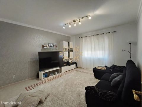 Apartamento T3 em Setúbal, próximo de todos os serviços Este apartamento é composto por um hall de entrada, uma suíte com dois roupeiros embutidos, um segundo quarto também com roupeiro, e um terceiro quarto adicional. Dispõe ainda de uma sala ampla ...