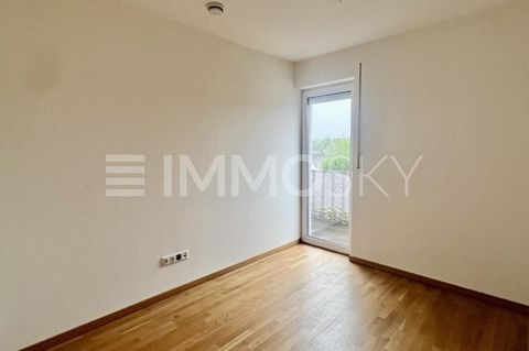 Diese schöne 2-Zimmer-Wohnung überzeugt auf ca. 58m² mit einer freundlichen, hellen Atmosphäre und einem durchdachten Grundriss. Herzstück der Wohnung ist der offene Wohnbereich mit einer modernen Küche, die zum Kochen und Verweilen einlädt. Sowohl v...