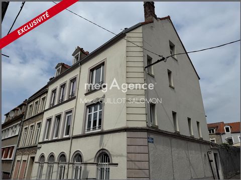 Situé à Boulogne-sur-Mer (62200) dans une petite copropriété, cet appartement de 80 m2, offre une localisation idéale proche des remparts et du centre ville. Cet appartement situé au 2ème étage se compose d'un salon, d'un séjour, de 2 chambres, d'une...