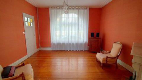 BOULOGNE SUR MER, nichée dans un quartier calme. Très bon secteur pour une famille, car à proximité d'établissements scolaires (primaire, collège et lycée), à deux pas du centre ville, des remparts, arrêt de bus.... Cette élégante maison des années 1...