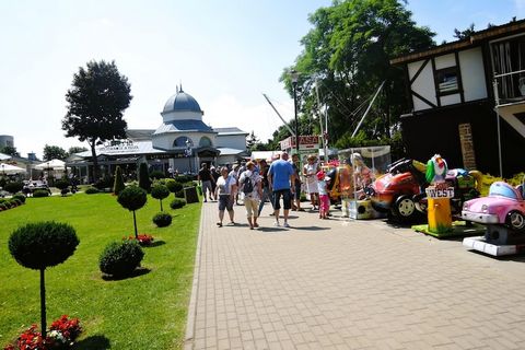 Przytulne 2-pokojowe mieszkanie wakacyjne dla 3 osób w Międzyzdrojach idealne na wypoczynek nad morzem. Położone niedaleko plaży, w cichej i spokojnej okolicy, zapewnia komfort i spokój podczas pobytu. Do dyspozycji gości jest bezpłatne miejsce parki...