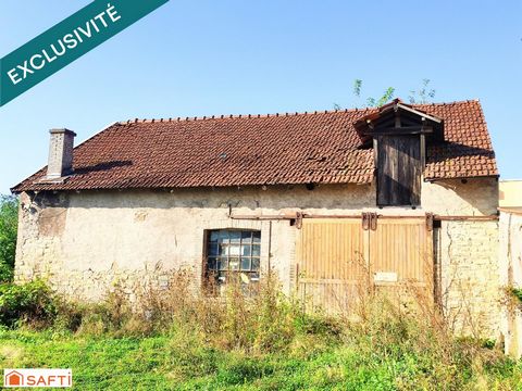 Grand terrain plat incluant un local d'environ 120 m2 avec grenier à réhabiliter