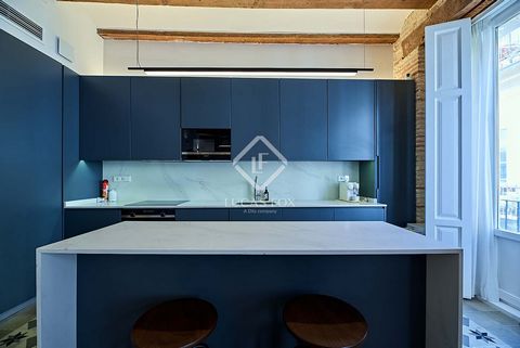 Lucas Fox presenta este piso único en venta, cerca del Mercado Central de Valencia. Se ubica en una calle tranquila muy cerca de la zona antigua del centro de Valencia donde está La Lonja de Valencia, El Mercado Central y la plaza del Ayuntamiento. S...
